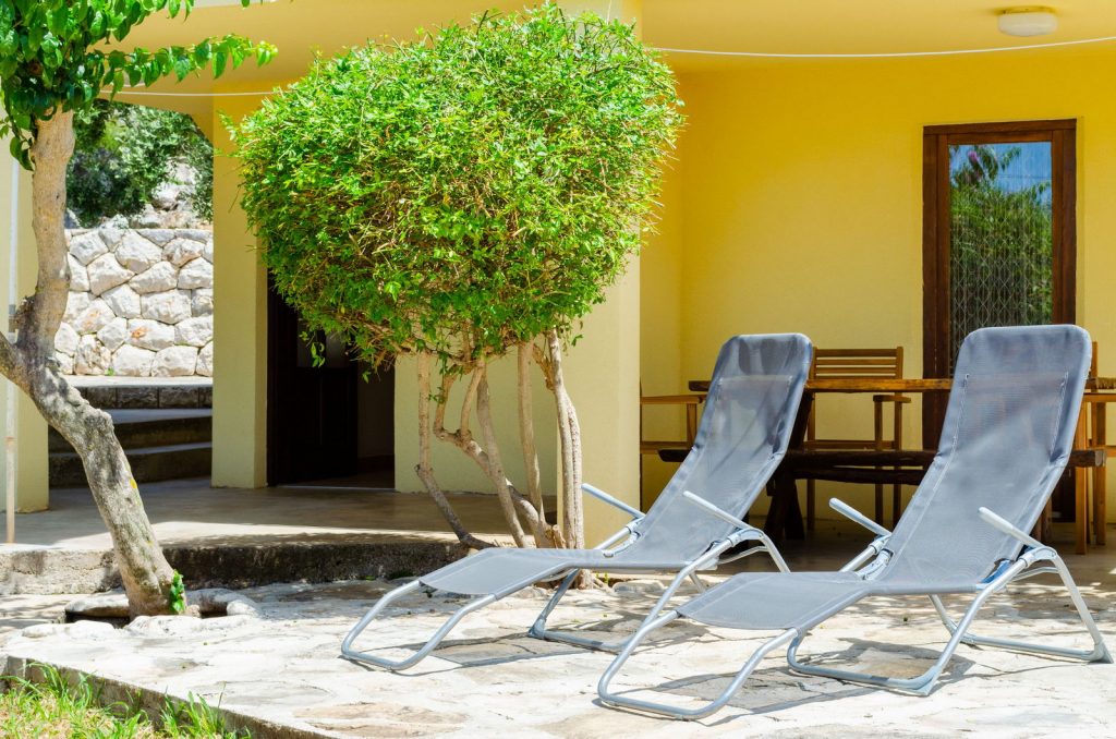andreis apartment2 courtyard 07 2019 pic 01 1024x678 - Teacher's Pebble Beach House (Korcula Apartments Andreis)